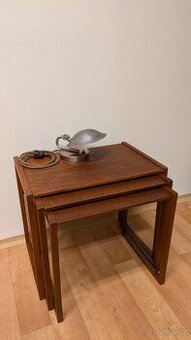 Hnízdové stolky starožitné a stolní lampa Napako