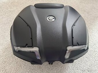 YAMAHA horní kufr 45l + zámek + opěrka + kouřové odrazky
