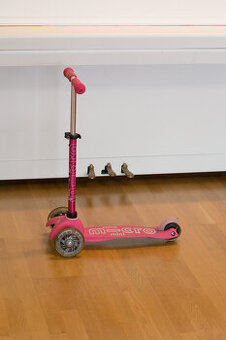 Koloběžka Mini Micro Deluxe Pink LED