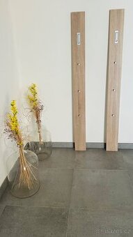 Šatní věšák / panel s výklopným háčkem, dub