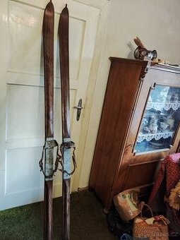 Retro staré jasanové běžecké lyže, vázání kandahár