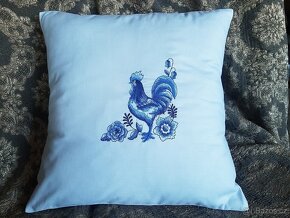 2 kusy  SVĚTLE MODRÝ VYŠÍVANÝ POLŠTÁŘEK - SLEPICE + KOHOUT