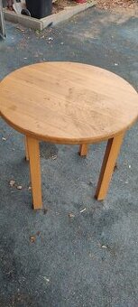 Kulatý dřevěný stul