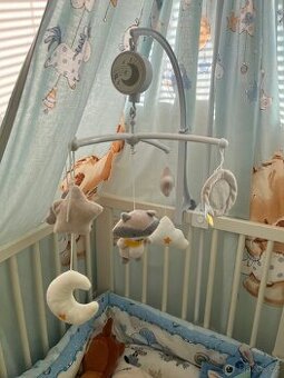 Hrací kolotoč nad postýlku