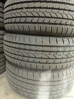 205/55r16 94V zimní 5x112 r16  střed. díra 57,1. Škoda, VW.