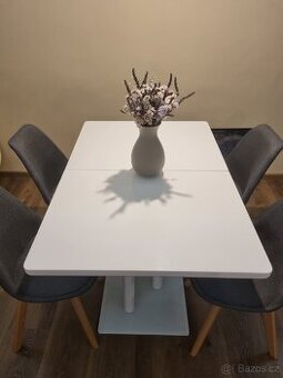 Bílý jídelní stůl