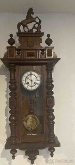 Dekorativní nástěnné kyvadlové hodiny s figurou koně