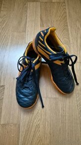 Sálovky Umbro vel. 32