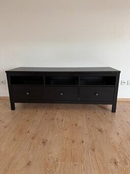 Prodám dřevěný V stolek IKEA Hemnes