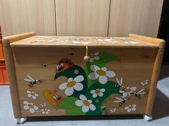 Malovaná truhla louka