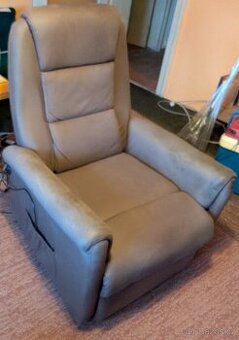 polohovací TV křeslo s funkci snadné vstávání