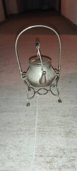 Starožitná secesní čajová konvice na stojanu s kahanem – zna