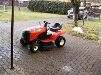 Zahradní traktor funkční.