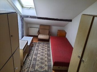 Pronájem malého podkrovního pokoje v bytě 2+1 ke spolubydlen