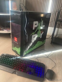 Monitor + PC + klávesnice + myš