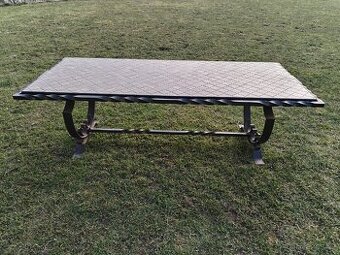 Kovový zahradní stul