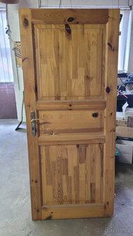 Dveře interiérové pravé, masiv, 80 cm, osazené kováním - 2ks