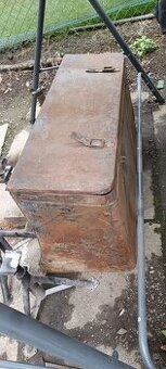 Plechový kufr za auto