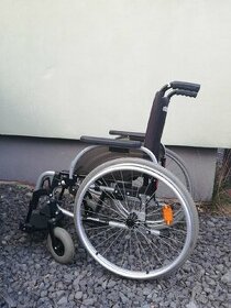 Invalidní vozík mechanický s odjímatelnýma kolama