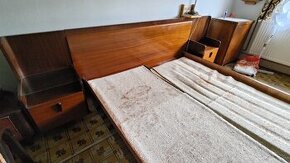 Stará manželská postel