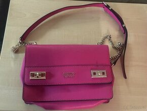 Znackova kabelka Guess