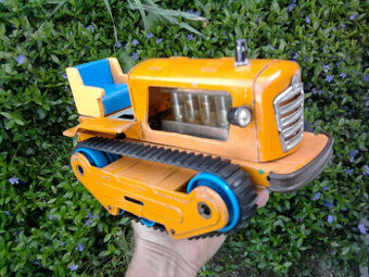 Stará východonemecká mechanická HRAČKA na batériu