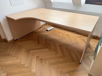 Pracovní stůl s kancelářskou skříňkou