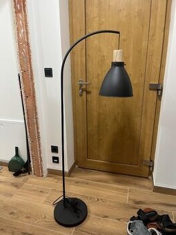 Stojací lampa, nová