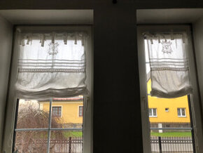 Záclonky bavlněné ,bílé,vyšívané stahovací-vytahovací. - 1