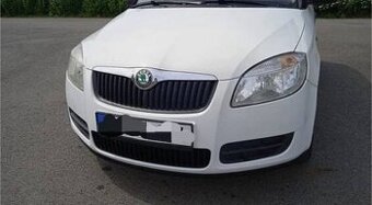 Přední část vozu Škoda Fabia II bílá barva