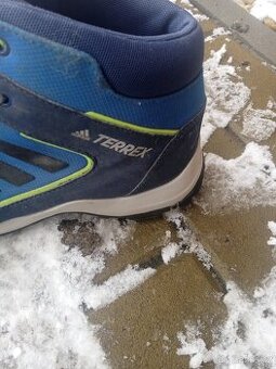 Sněhule Decathlon 35 a tenisky