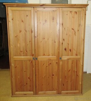 Šatní skříň z borovice třídveřová - celomasiv