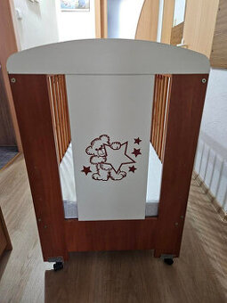 Dětská postýlka na kolečkách s úložným prostorem a nebesy