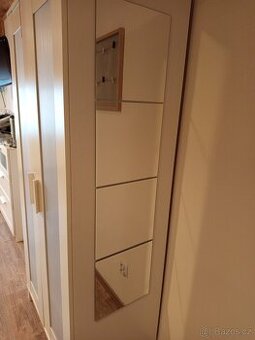 Bílá šatní skříň