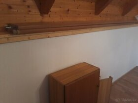 Sloupová sestava se skříňkou a policemi