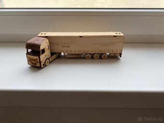 Nový dřevěný model Iveco S-WAY s návěsem Panav