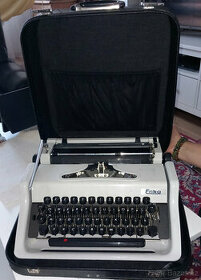 Kufříkový psací stroj ERIKA M110