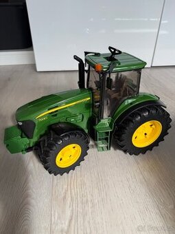 Bruder Traktor John Deere