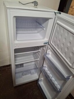 malá lednice s mrazákem