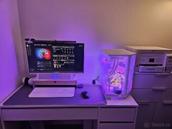 Herní pc sestava, monitor, klávesnice, myš a kamera.