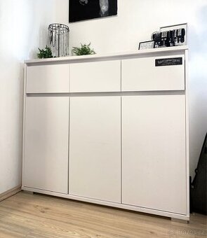Bílá komoda Carryhome