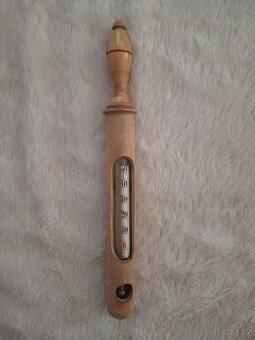 starý dřevěný historický teploměr