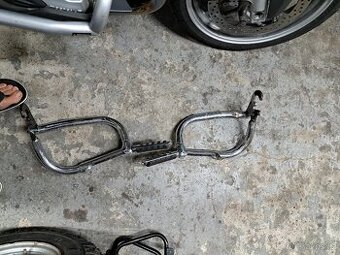 Honda vtx 1800 padáky pred stupacky + držáky brašen orig