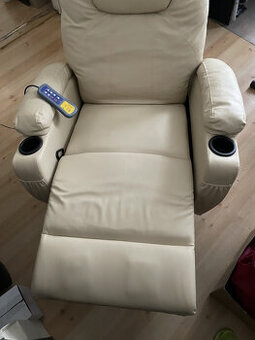 Křeslo s masážní mechanikou; Nastavitelná podnožka. Plně -