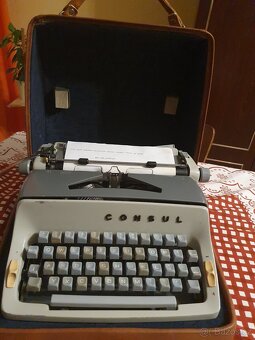 Historický kufříkový psací stroj s kufříkem zn CONSUL .