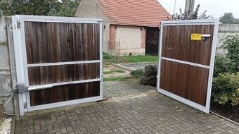 Kovová dvoukřídlá vrata, brána s dřevěnou výplní a pohonem