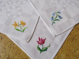 Bílé vintage plátěné ubrousky s ruční výšivkou 6 ks