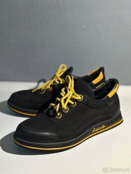 Stylové černé boty se žlutými detaily