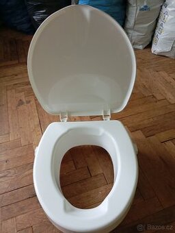 Podsedák na WC s víkem.