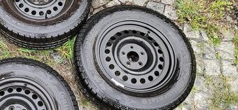 Prodám pneu na plechových discích na Chrysler Voyager.